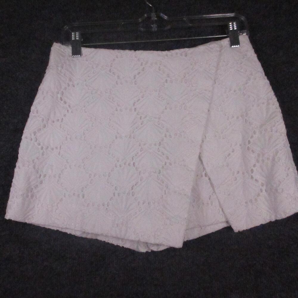 Lilly Pulitzer Skort Womens 2 White Lace Wrap 4" Inseam Eyelet Embroidered
